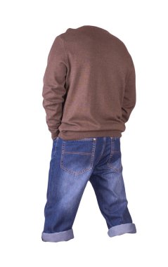 Koyu mavi şort ve kahverengi örgü süveter beyaz arka planda izole edilmiş. Erkek pantolonu.