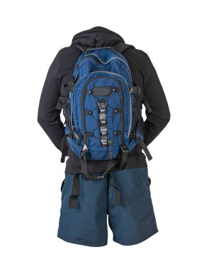 Kot mavi sırt çantası, kapüşonlu siyah kazak, beyaz arka planda koyu mavi şort. Spor giyimi