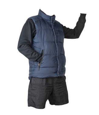 Koyu mavi kolsuz ceket, siyah kazak ve beyaz arka planda izole edilmiş siyah spor şort. Her gün için kıyafet