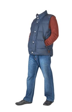 Koyu mavi kolsuz ceket, mavi kot pantolon, koyu kırmızı kazak ve beyaz arka planda izole edilmiş siyah deri ayakkabılar. Sıradan stil