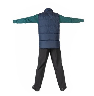 Koyu mavi kolsuz ceket, siyah pantolon, yeşil kazak ve beyaz arka planda siyah deri ayakkabılar.