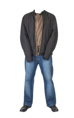 Koyu mavi kot, kahverengi kazak, siyah ceket ve beyaz arka planda izole edilmiş siyah deri ayakkabılar. Sıradan stil