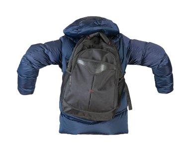 Siyah sırt çantalı, koyu mavi ceketli ve beyaz kapüşonlu. Bir sırt çantası ve ceketin arka planı