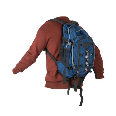  Mavi bir sırt çantası, örülmüş kırmızı bir kazak, beyaz bir arka planda izole edilmiş. Sırt çantası ve erkek süveteri arkadan görünüyor.