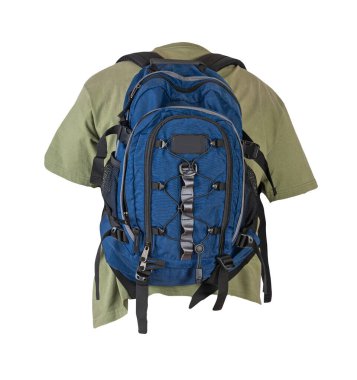  Zeytin rengi tişört için giyinmiş koyu mavi sırt çantası beyaz arka planda izole edilmiş.. 