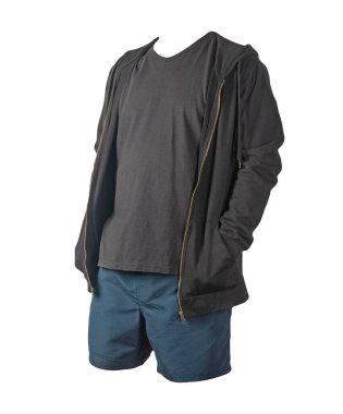 Siyah kazaklı, demir fermuarlı kapüşonlu, siyah tişörtlü ve beyaz arka planda koyu mavi şortlu. Günlük spor kıyafetleri.