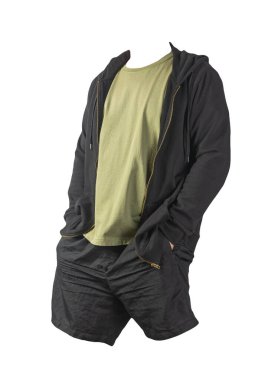 Siyah kazaklı, demir fermuarlı kapüşonlu, zeytinli tişörtlü ve beyaz arka planda siyah spor şortlu. Günlük spor kıyafetleri.