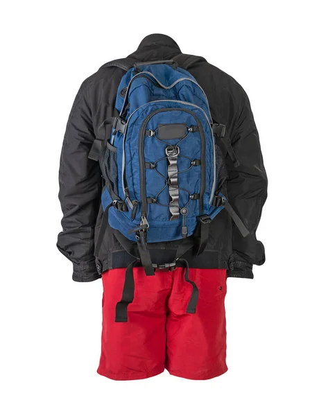 Blauer Rucksack Rote Shorts Schwarze Sommerjacke Auf Weißem Hintergrund Freizeitkleidung — Stockfoto