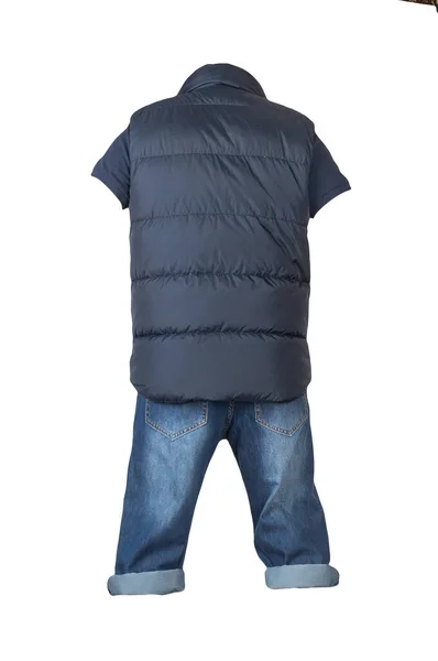 デニムダークブルーのショートパンツ ボタンに襟付きのダークブルーのTシャツ 白い背景に袖のないダークブルーのジャケット — ストック写真