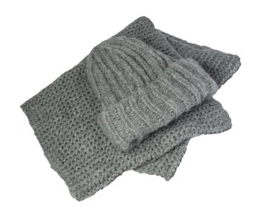 Beyaz bir arka planda gri örülü şapka ve eşarp. kış aksesuarları