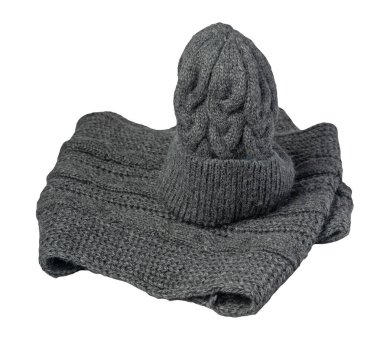 Koyu gri örgü şapkalar ve beyaz arka planda izole edilmiş eşarp. kış aksesuarları