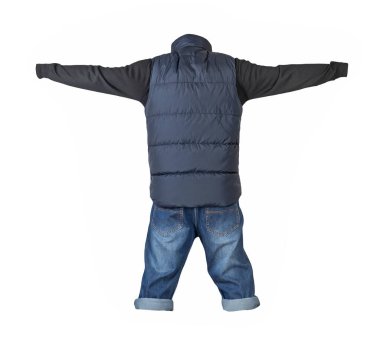 Koyu mavi şort, siyah örgü süveter ve beyaz arka planda izole edilmiş koyu mavi kolsuz ceket.