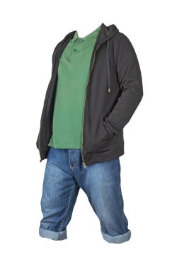 Kum mavisi şortlar, yakalı koyu yeşil tişörtler fermuarlı siyah kazaklar ve beyaz arka planda izole edilmiş başlıklar.