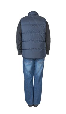 Koyu mavi kolsuz ceket, mavi kot pantolon, siyah kazak ve beyaz arka planda izole edilmiş siyah deri ayakkabılar. Sıradan stil