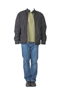 Koyu mavi kot, zeytin rengi tişört, siyah ceket ve beyaz arka planda izole edilmiş siyah deri ayakkabılar. 