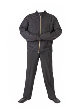 Siyah ceket, siyah pantolon ve beyaz arka planda izole edilmiş siyah deri ayakkabılar. Erkek sonbahar kıyafetleri.