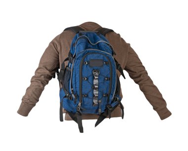  Mavi sırt çantası örülmüş kahverengi süveter giymişti. Beyaz arka planda izole edilmişti. Sırt çantası ve erkek süveteri arkadan görünüyor.