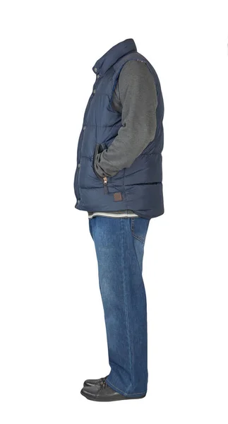 ダークブルーのノースリーブジャケット ブルーのジーンズ ダークグレーのセーターとブラックの革の靴は白い背景に隔離されています カジュアルスタイル — ストック写真