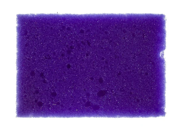 Esponja púrpura para lavar platos aislados en blanco — Foto de Stock