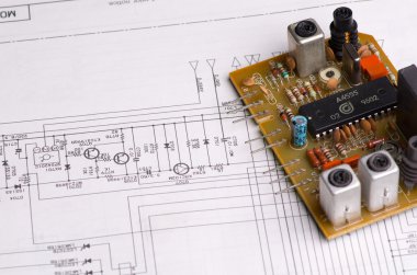 Elektronik devre kartı üzerinde bir beyaz izole  