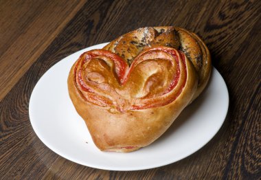  Masanın üzerinde beyaz bir tabak çörek