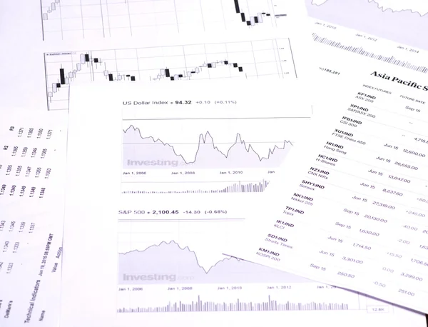 Börskurser och diagram på papper — Stockfoto