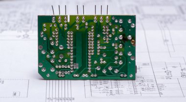 Elektronik devre kartı üzerinde bir beyaz izole