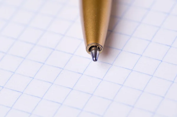 白い背景に分離されたノートにペンのクローズ アップ — ストック写真