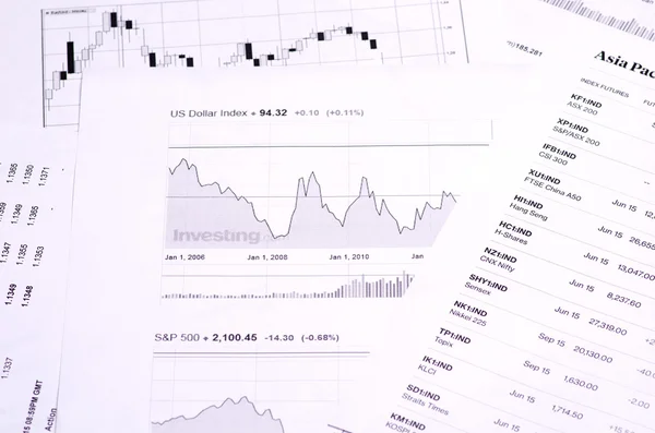 Aktienkurse und Charts auf Papier — Stockfoto