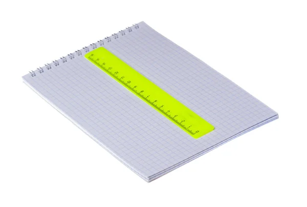 Sarı çizginin üzerinde beyaz bir arka plan üzerinde izole not defteri — Stok fotoğraf