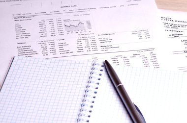 Grafikler ve tablolar olarak hisse senedi fiyatları 