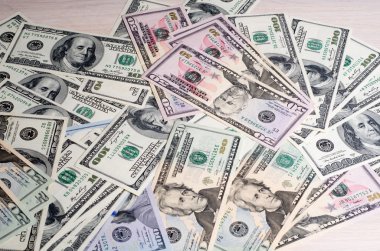 Arkaplan olarak 100 dolar.