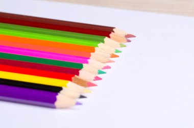 Keskinleştirilmiş kalem beyaz arkaplanda izole edildi.