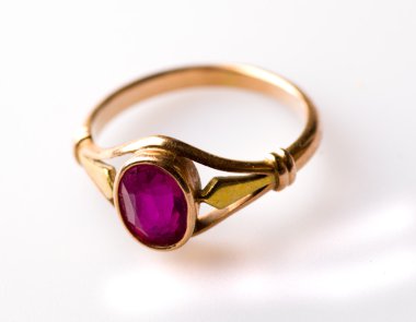  Beyaz zemin üzerinde yakut izole altın yüzük