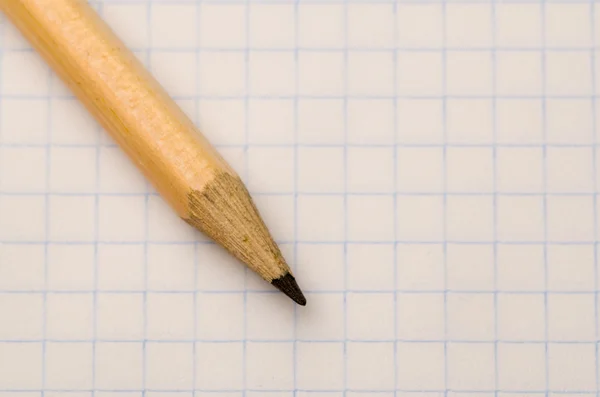 位置削尖的铅笔在笔记本表 — 图库照片