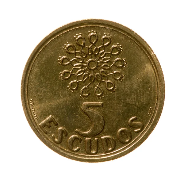 Монети п'ять escudos Республіки Португалія ізольовані на білий назад — стокове фото