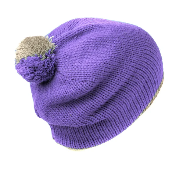 Chapéu de malha com pompon roxo isolado no fundo branco — Fotografia de Stock