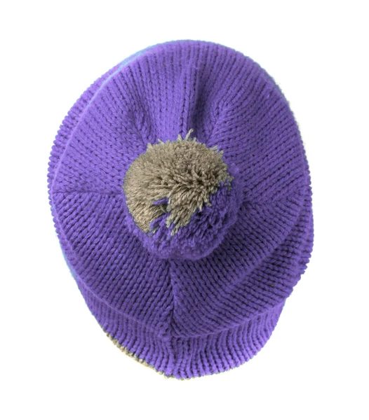 Cappello lavorato a maglia con pompon viola isolato su sfondo bianco — Foto Stock