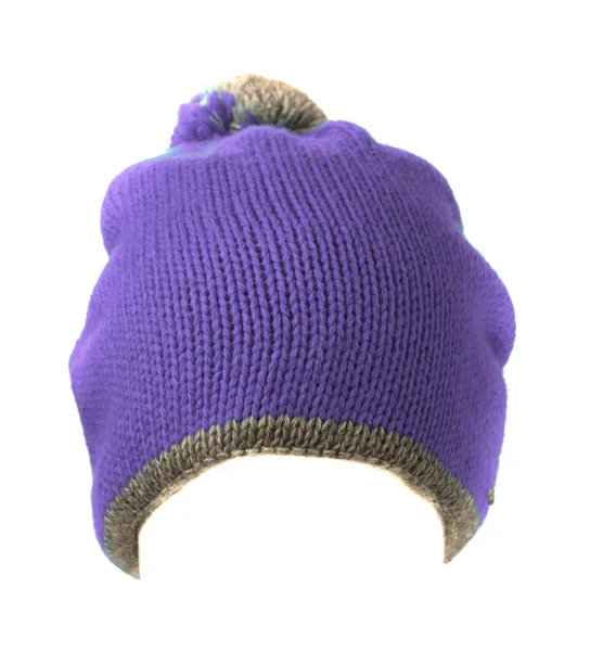 Chapéu de malha com pompon roxo isolado no fundo branco — Fotografia de Stock