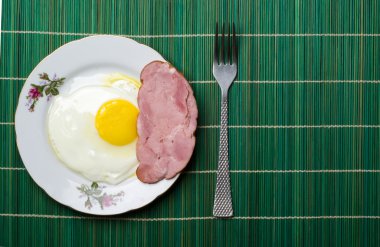 sahanda yumurta ahşap arka plan üzerinde bir tabakta kadar güneşli tarafı.