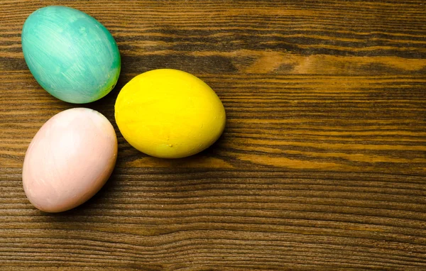 Easter eggs on a wooden table. — Stock Photo, Image