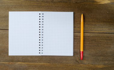 kalem ve not defteri bir ahşap arka plan üzerine yerleştirilen.