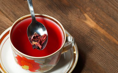 ahşap arka plan üzerinde hibiscus çay fincan