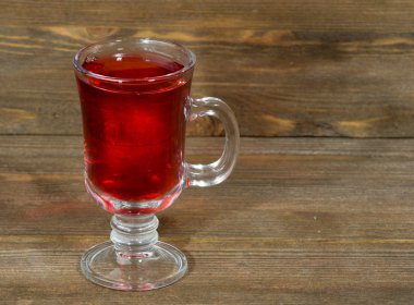 ahşap arka plan üzerinde hibiscus çay fincan