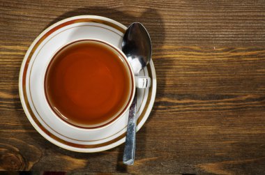 ahşap arka plan üzerinde çay