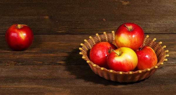 Fresh apples on a wooden table in the background — Stock Photo, Image