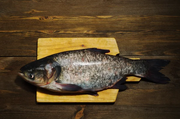 Rå fisk på träbord som bakgrund — Stockfoto