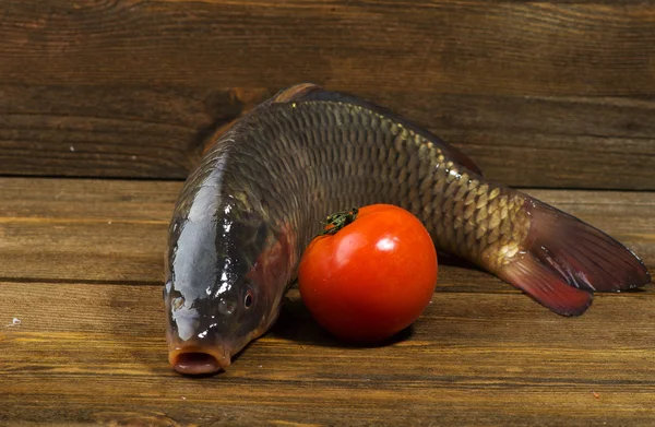 Peixe cru na mesa de madeira como fundo — Fotografia de Stock