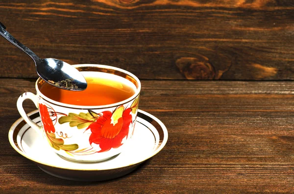 Xícara de chá em um fundo de madeira — Fotografia de Stock