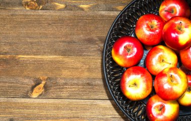 içinde belgili tanımlık geçmiş ahşap bir masa üzerinde taze elma